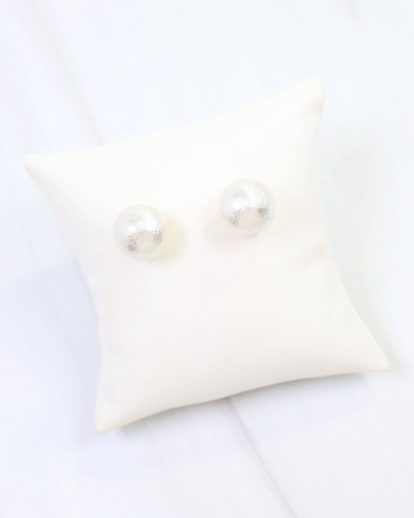 Alina Textured Pearl Stud Earring Cream: Default